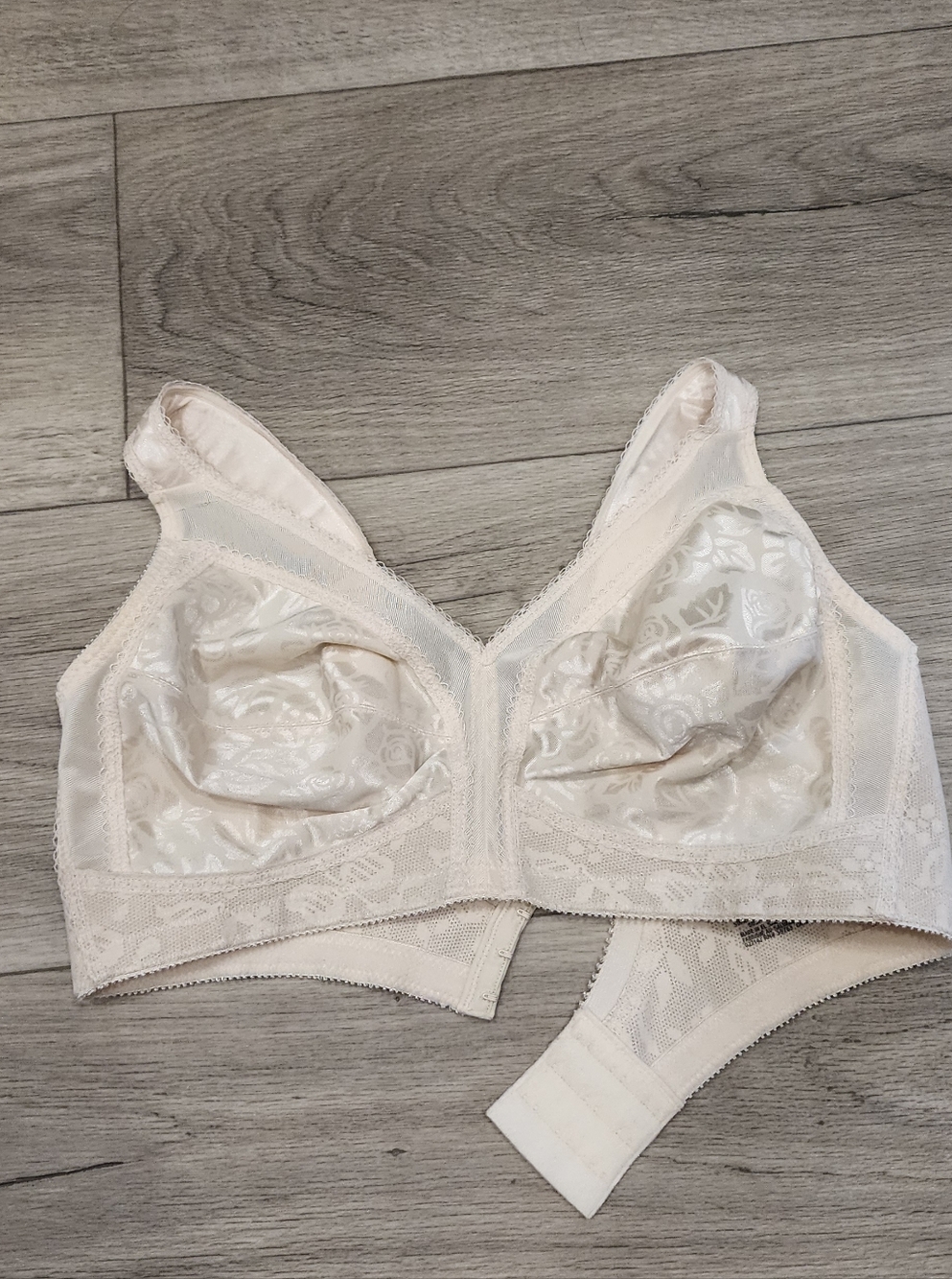 Playtex Nude Full Coverage Lace Women's Bra